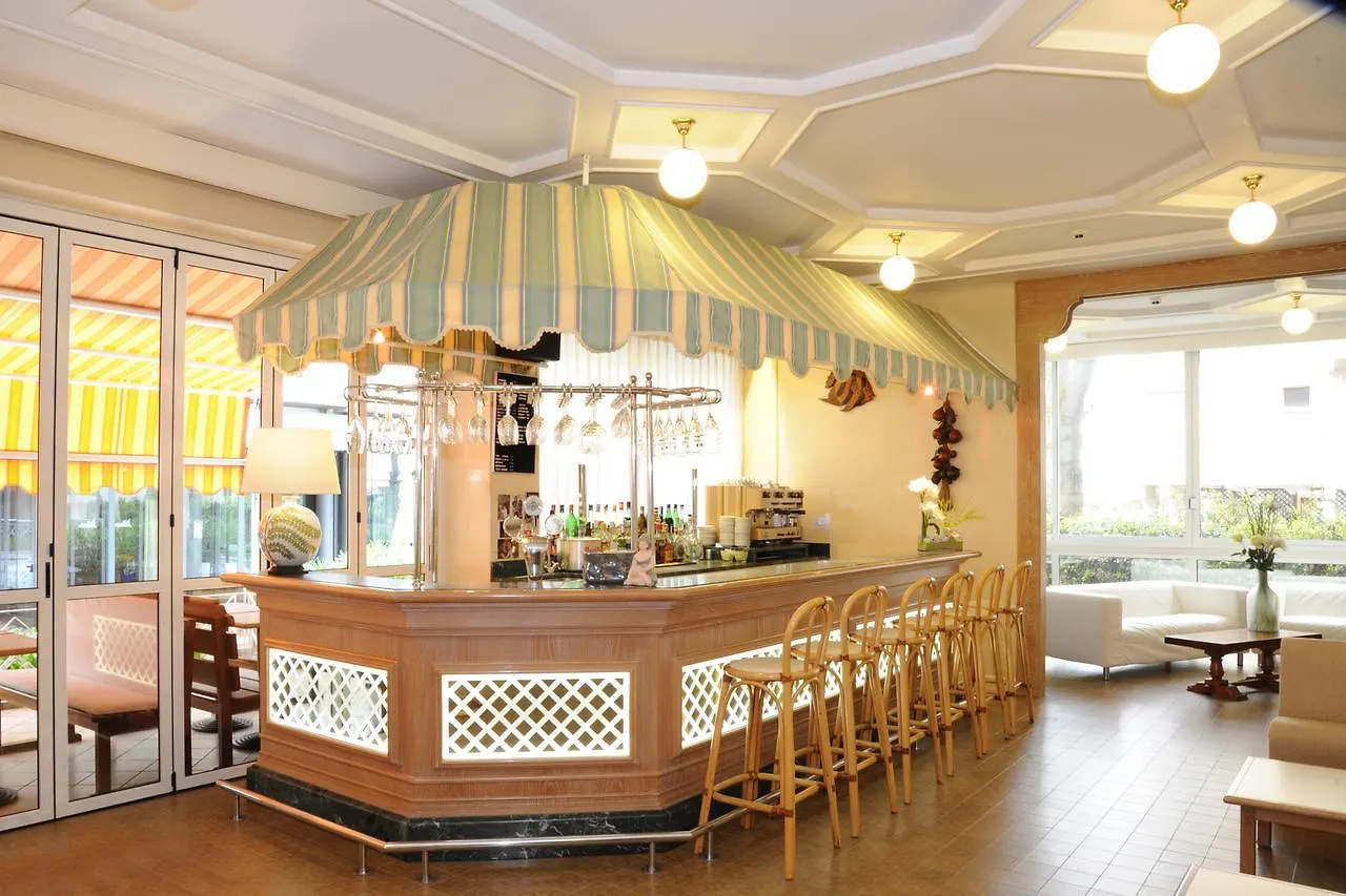 ***  Hotel Dell'Amarissimo 벨레지아아지마리나 이탈리아